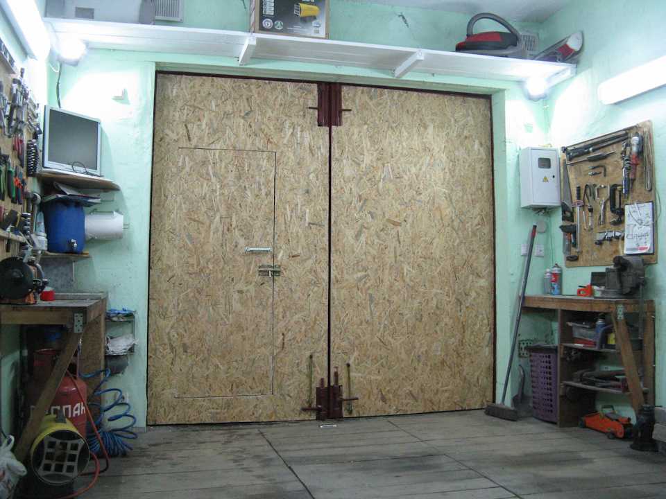 Чем утеплить ворота гаража изнутри видео:  Утеплить Ворота В Гараже .