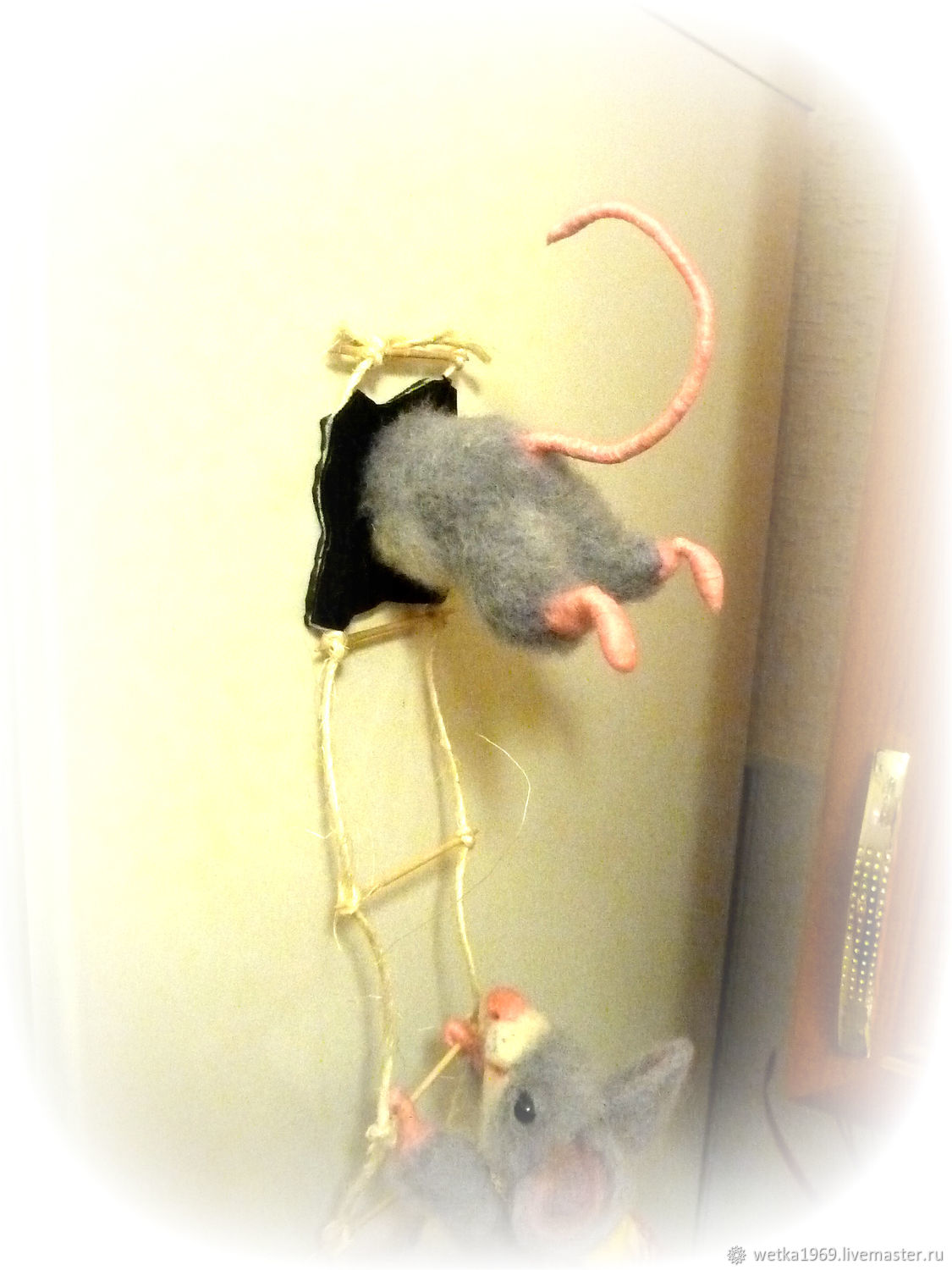 Включи мышонок не хочет убираться. Магнитик на холодильник мышки воришки. Мышка в холодильнике. Магнитик мышь для холодильника. Магнит на холодильник мыши.