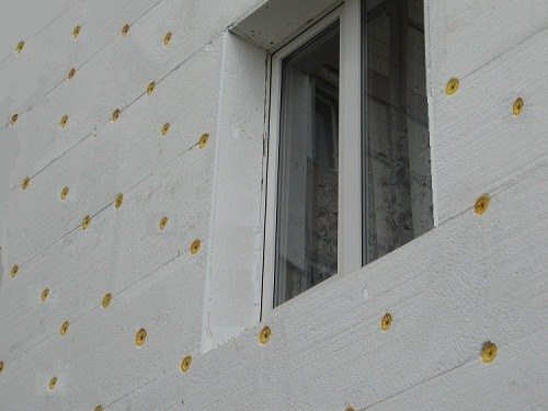 После установки пенополистирола, следует стыки и места креплений зашпаклевать После установки пенополистирола, следует стыки и места креплений зашпаклевать