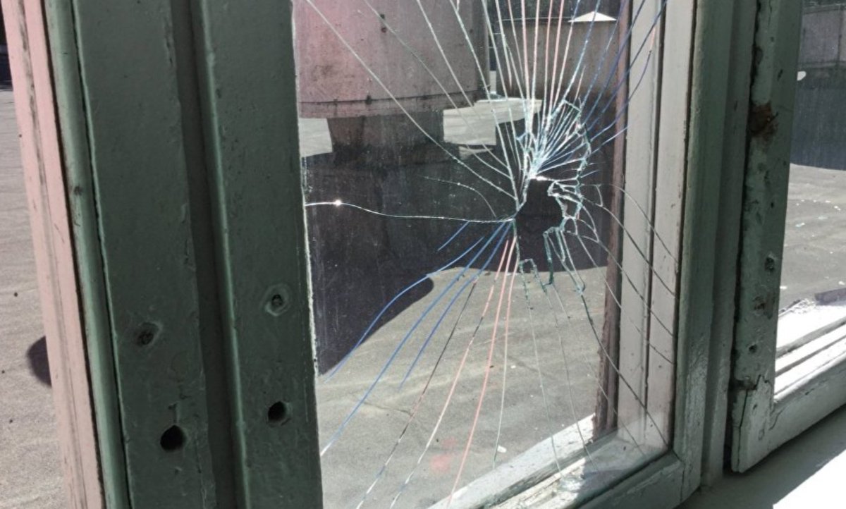 Разбил окно звук. Разбитое окно. Разбитое стекло в окне. Разбитое пластиковое окно. Разбитое стекло в школе.