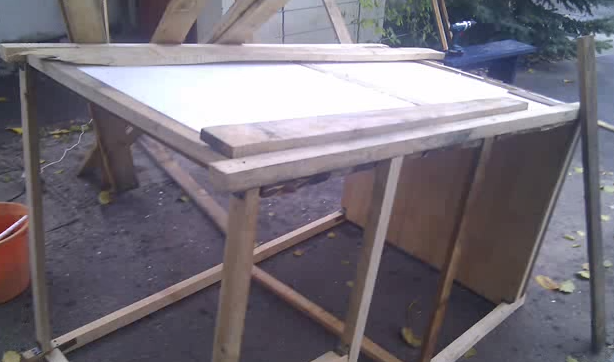 На фото представлен вариант утепления пенопластом, который укладывается между брусками и зашивается досками