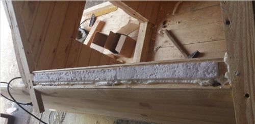 На фото видна внутренняя обшивка и слой утеплителя