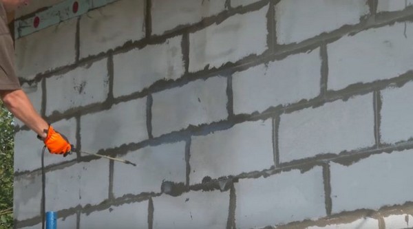 Обрабатываем стены грунтовкой