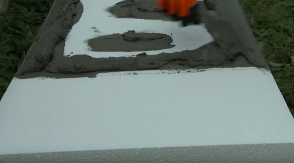 На выступающую часть блока клей не наносим