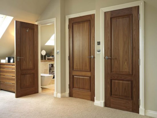 Наибольшую степень шумоизоляции обеспечивают деревянные двери