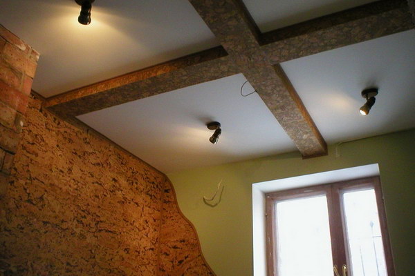 Пробковые плиты для потолка в интерьере