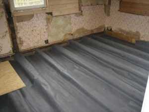 Hidroizolacija i parna barijera stropa u drvenom podu u kupaonici